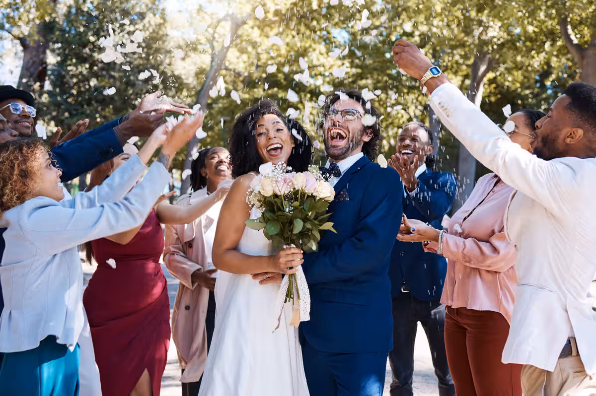 Painel LED em casamento com exibição de fotos dos noivos em alta resolução